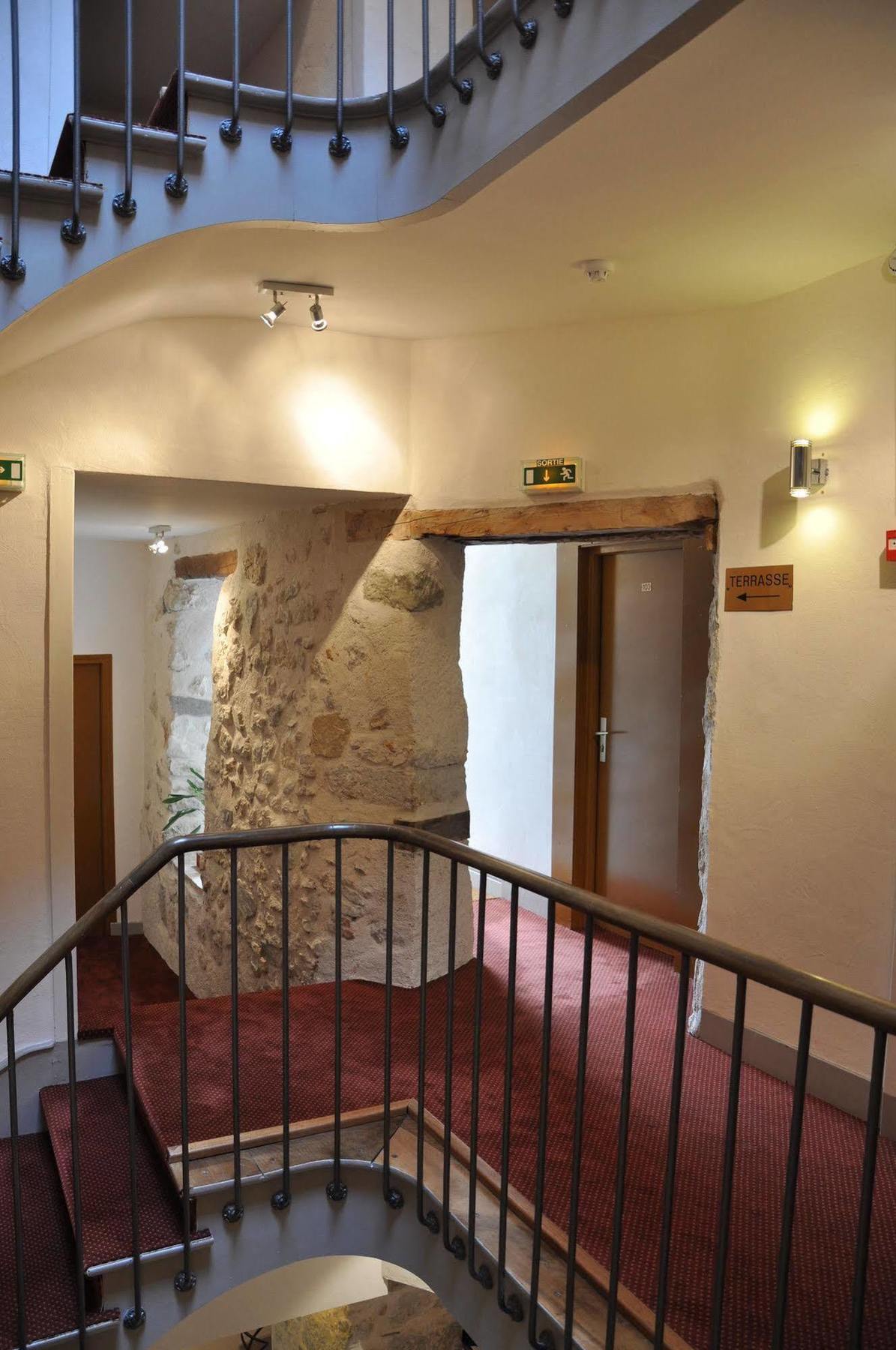 Hotel De La Couronne 2*